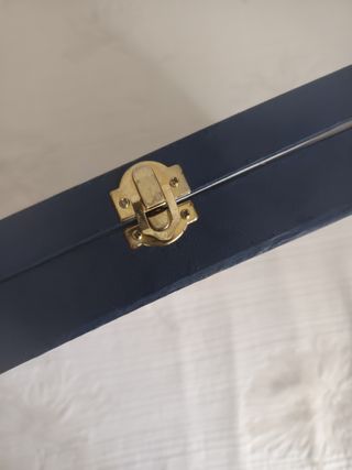 Caja antigua con cierre dorado