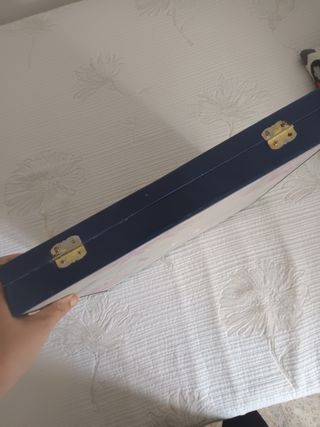 Caja antigua con cierre dorado