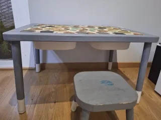 Mesa infantil IKEA con cubos