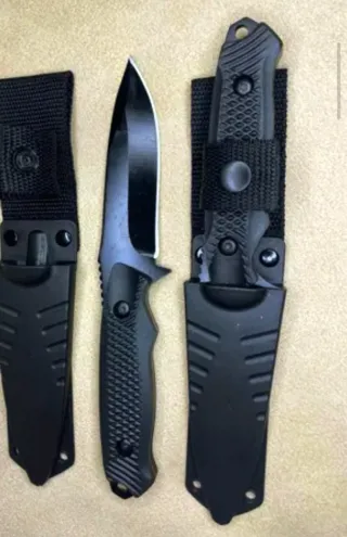 Coltello tattico nero con fodero