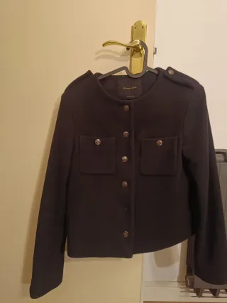 Elegante Chaqueta Negra Massimo Dutti. 