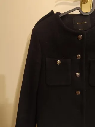 Elegante Chaqueta Negra Massimo Dutti. 