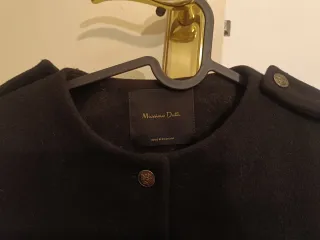 Elegante Chaqueta Negra Massimo Dutti. 