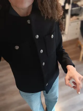 Elegante Chaqueta Negra Massimo Dutti. 