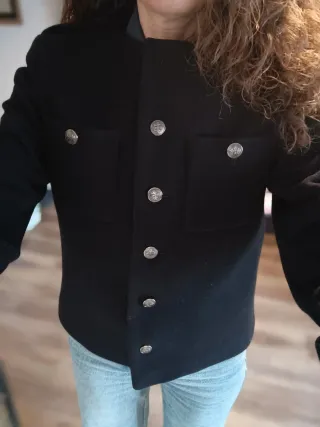 Elegante Chaqueta Negra Massimo Dutti. 