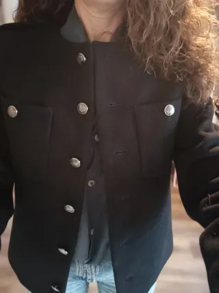 Elegante Chaqueta Negra Massimo Dutti. 