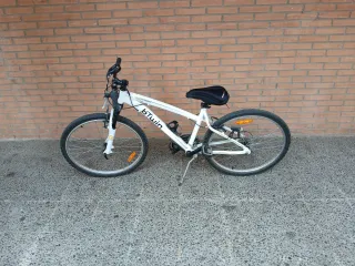 Bicicleta 24 pulgadas
Cuadro blanco