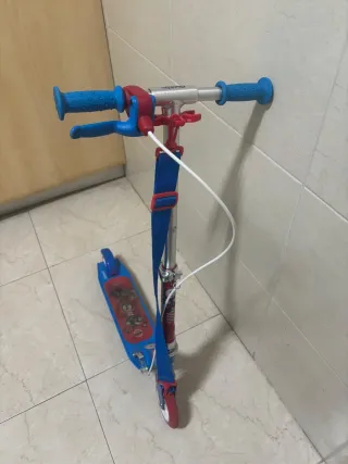 Patinete infantil azul y rojo