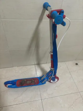 Patinete infantil azul y rojo