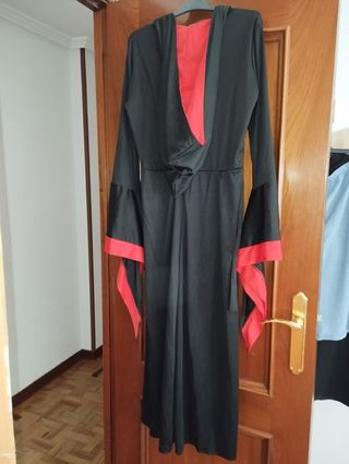 Disfraz Halloween Negro y Rojo
Talla M/L