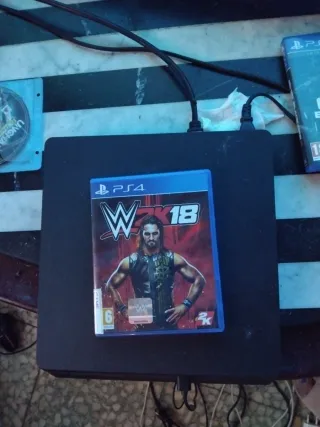PS4 (PlayStation 4) con juego WWE 2K18
