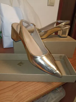 Zapatos dorados tacón bloque slingback