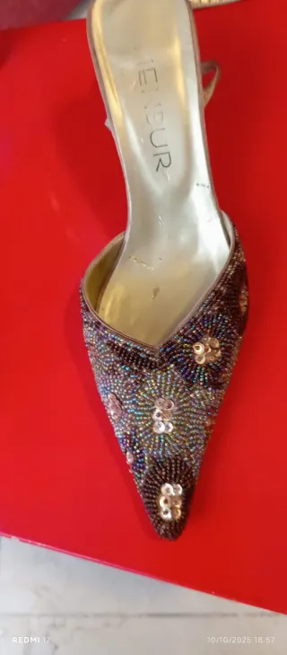 Zapatos y bolso de fiesta con pedrería
