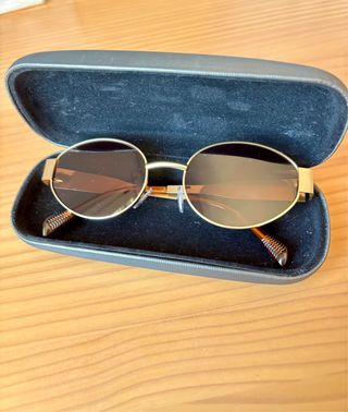 Elegantes gafas de metal doradas y marrones