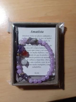Pulsera de Amatista violeta con detalles rojos