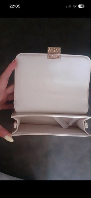 Borsetta beige con catena dorata