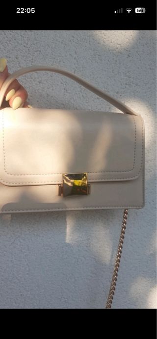 Borsetta beige con catena dorata