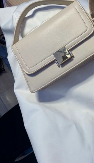 Borsetta beige con catena dorata