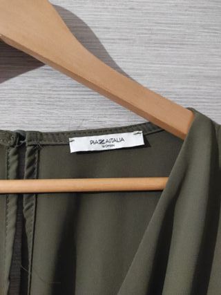 Tuta verde oliva con maniche a volant