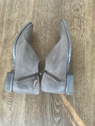 Stivaletti Bata grigi traforati