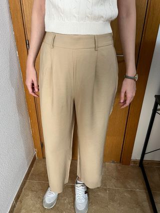 Pantalón beige de pinzas talla 40 mujer