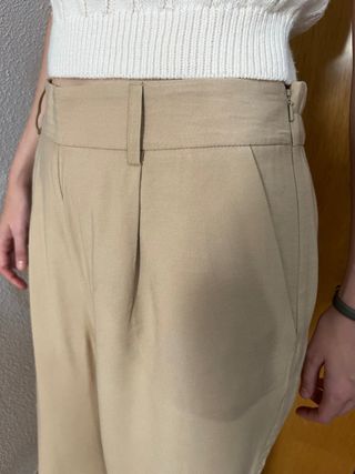 Pantalón beige de pinzas talla 40 mujer