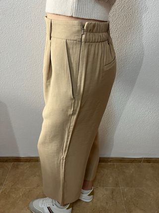 Pantalón beige de pinzas talla 40 mujer