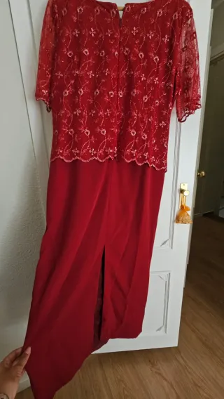 Vestido de fiesta rojo/granate con encaje.