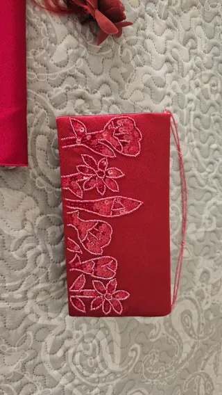 Vestido de fiesta rojo/granate con encaje.