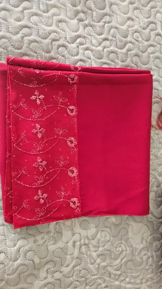 Vestido de fiesta rojo/granate con encaje.