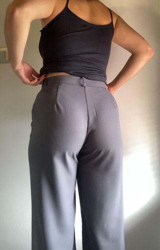 Pantalón de traje gris oscuro