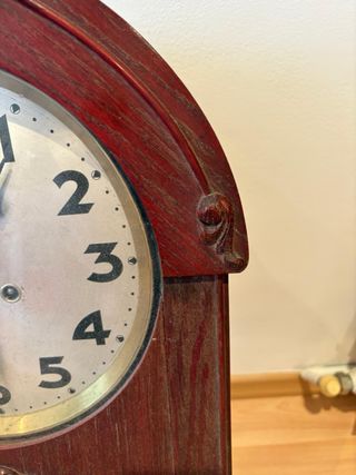 Reloj de péndulo antiguo de madera