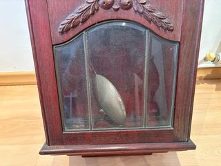 Reloj de péndulo antiguo de madera