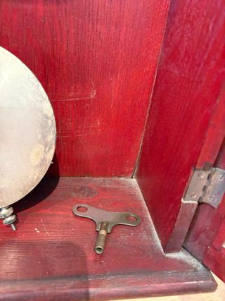 Reloj de péndulo antiguo de madera