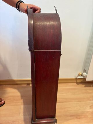 Reloj de péndulo antiguo de madera