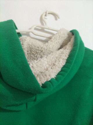 Sudadera verde con estampado