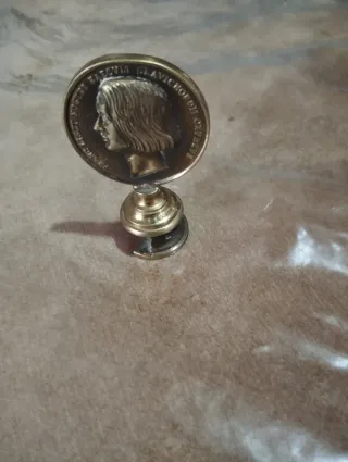 Medalla antigua con perfil de hombre