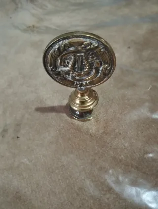 Medalla antigua con perfil de hombre