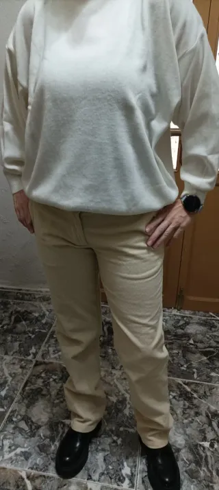Pantalón chino de pana beige de Mujer. NUEVO