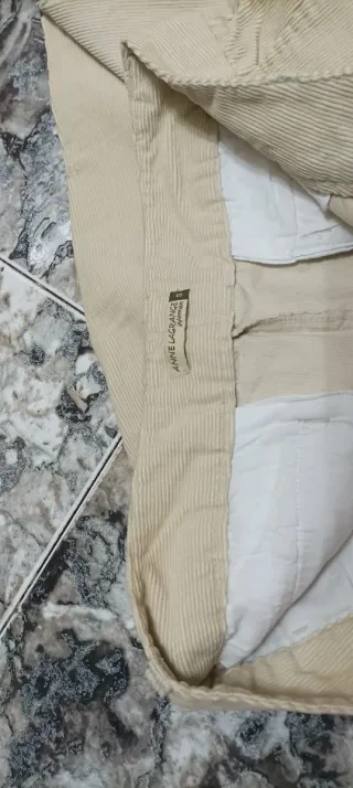 Pantalón chino de pana beige de Mujer. NUEVO