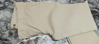 Pantalón chino de pana beige de Mujer. NUEVO