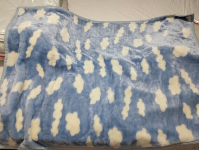 Manta infantil nubes azul y blanco 130×95cm