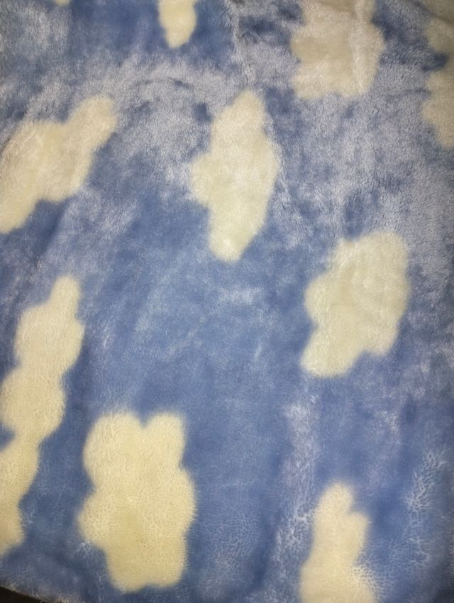 Manta infantil nubes azul y blanco 130×95cm
