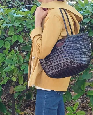 Bolso de piel trenzado de última tendencia.