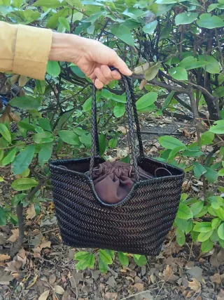 Bolso de piel trenzado de última tendencia.