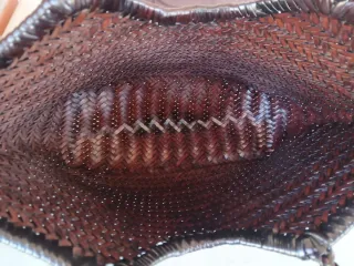 Bolso de piel trenzado de última tendencia.