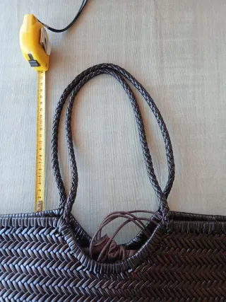 Bolso de piel trenzado de última tendencia.
