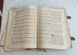 Libro religioso muy antiguo 