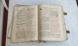 Libro religioso muy antiguo 