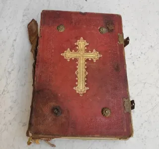 Libro religioso muy antiguo 